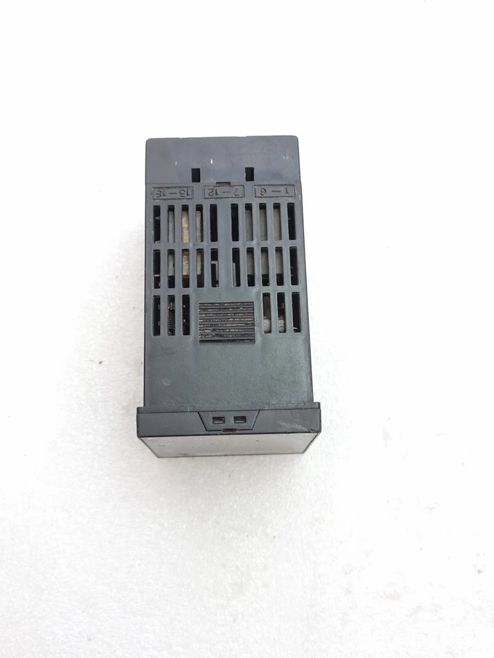 Fuji Electric PXR4TAY1-1V070 Temperature Controller 100-240Vac 50/60Hz 12VA